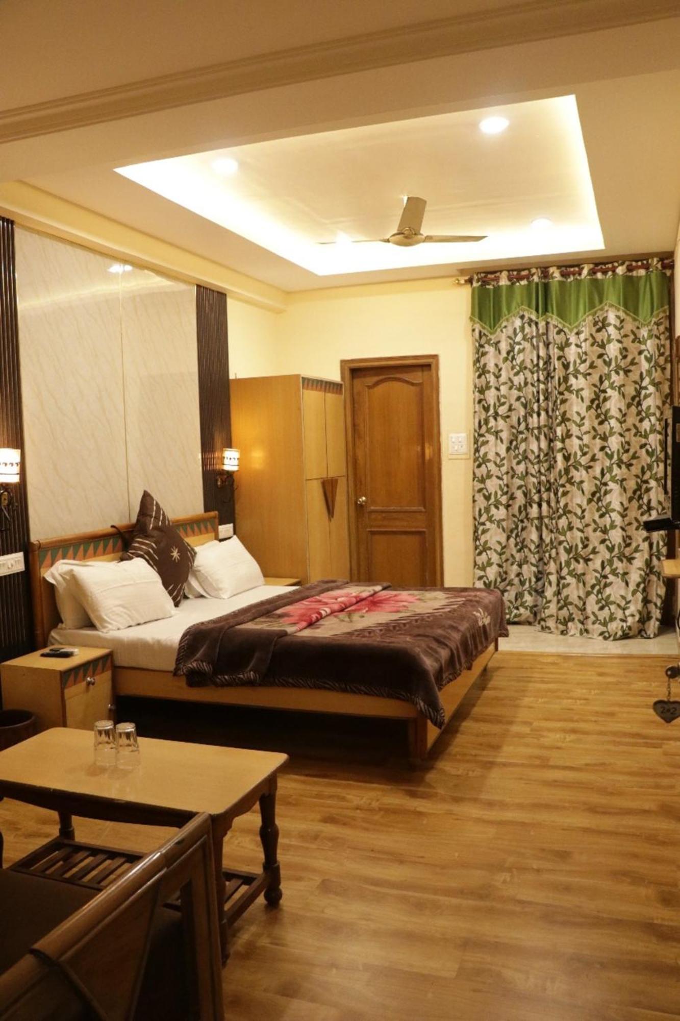Hotel Royal Palace Jalandhar Exterior foto